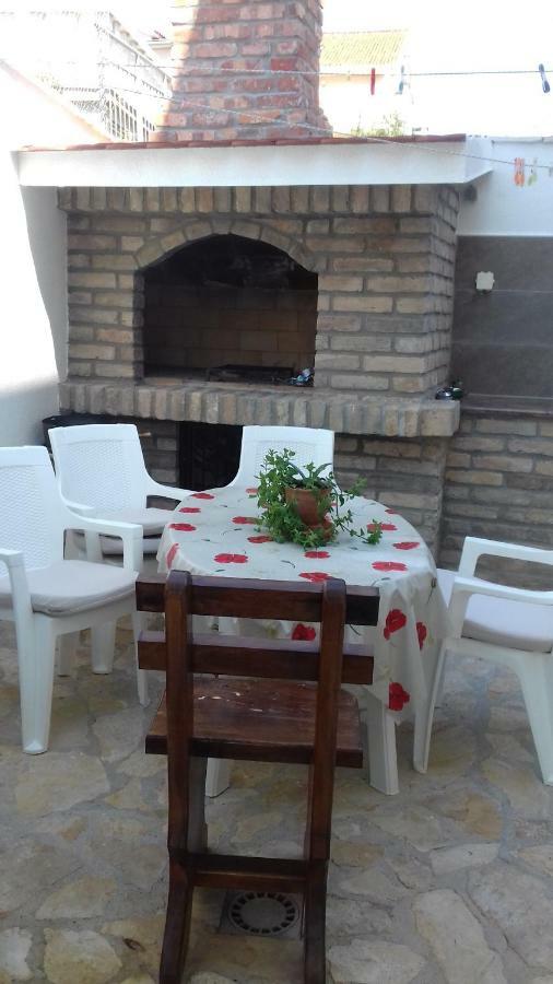 Apartmani Svalina - Seaview And 130M From Beach Traù Esterno foto